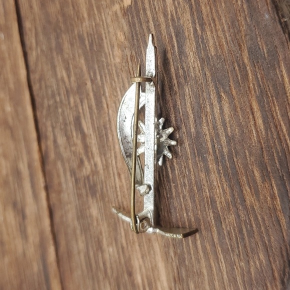 B655 vintage Salzburg alpine hat pin ice pick axe lapel brooch Austria souvenier - Picture 3 of 3
